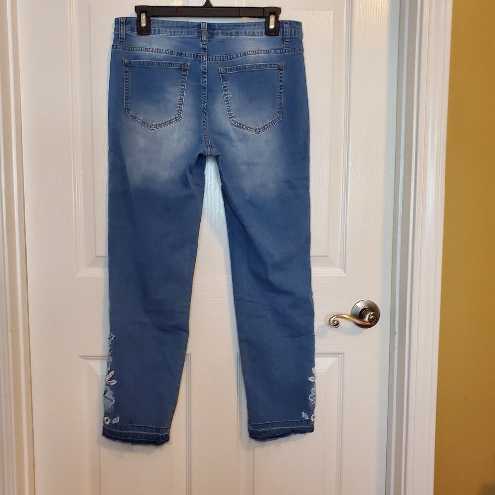 A.Z.I. Blue Floral Embroidered Raw Hem Cropped Jeans Women's Size 8 - Picture 2 of 7